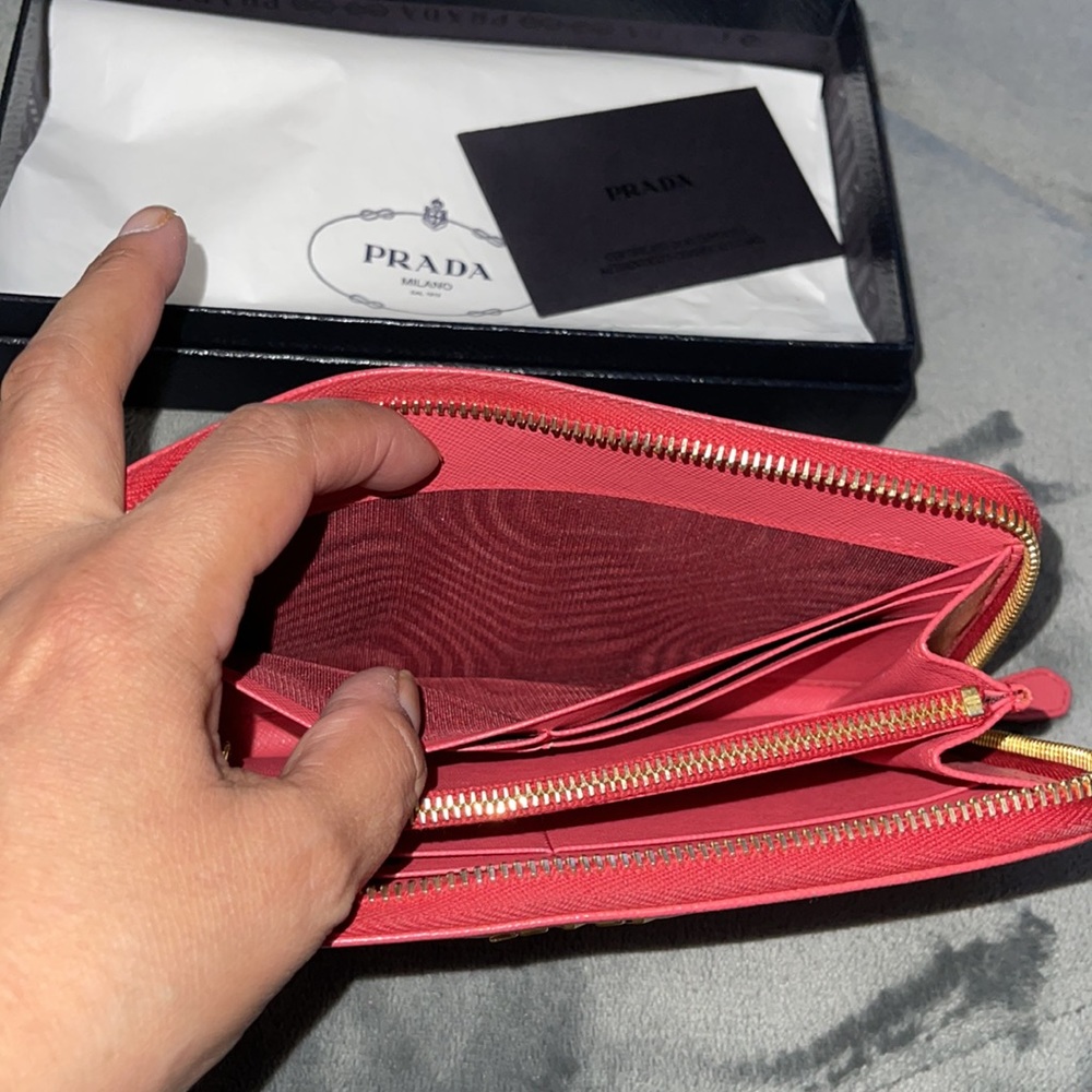Preloved Prada wallet, excellent condition. Ask any questions.. - Picture 8 of 11